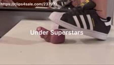 Under Superstars - Ball squeeze Close View