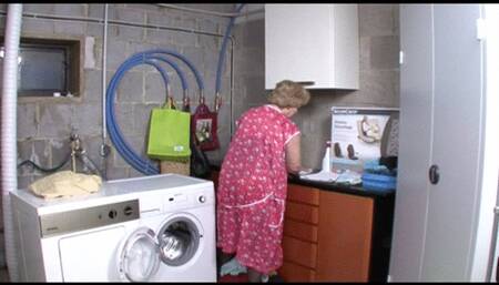 THIS GILF KNOWS HOW TO REWARD THE ONE WHO DOES HER A SERVICE