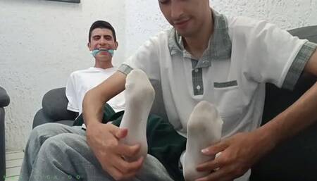 MIGUEL Y JHONY SE HACEN COSQUILLAS