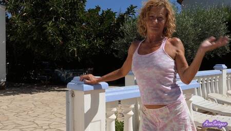 I am a housewife with an exciting vacuum cleaner