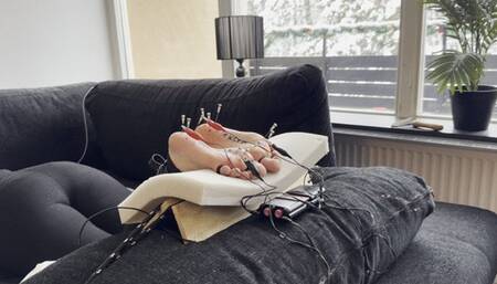 PopcornSolesGirl gets an E-stim unit connected to the needles in her soles (4K)