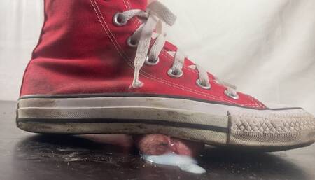 A Shoejob in well worn and dirty Converse Sneakers - Tramplegirl squeezes the cum out of his dick with her red chucks - slavecam only - 4k