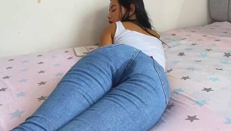 PISSING LEVIS JEANS LIYING DOWN