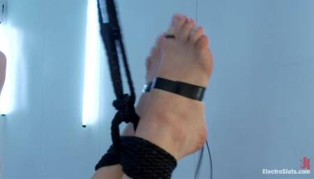 Electrosex Queen Bobbi Starr Gets Her Luscious Ass Worshipped by Missy Minx!