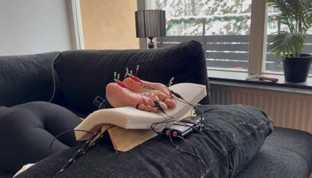 PopcornSolesGirl gets an E-stim unit connected to the needles in her soles (1280)