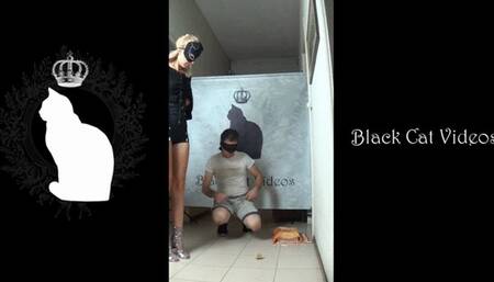 Hands trampling by Alice in the live show (fullbody)