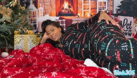 Amaya Blue plays with her pussy on day 1 of 14 days til xmas