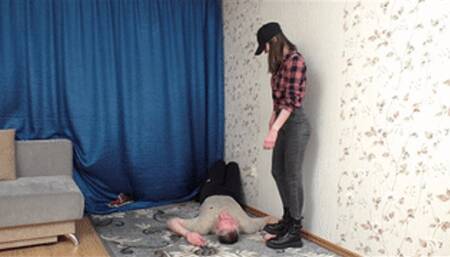 Passive man has his face and hands crushed with massive college girl’s boots, vf2781x 1080p