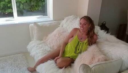 HUGE TIT BIMBO PORNSTARS HOME BLOWJOB & CUM PLAY