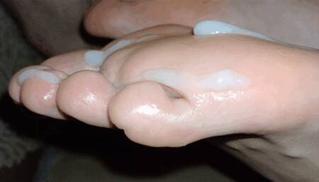 Alexandra - Inserting her fingernails into his peehole and cumming on her soles [dirty feet, foot worship, footjob, hand fetish] (1080p)