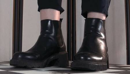 She doesn't notice that she milks it under her massive soles - Cam 2