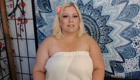 Laya Leighton Massages Big Boobs with Oil