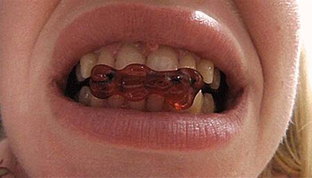 CHEWING SWEET BEARS WITH SHARP FOOGS! MP4