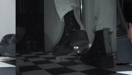 She doesn't notice that she milks it under her massive soles - Cam 3