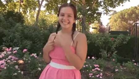 La colegiala Alba quier follarse a desconocidos en el parque