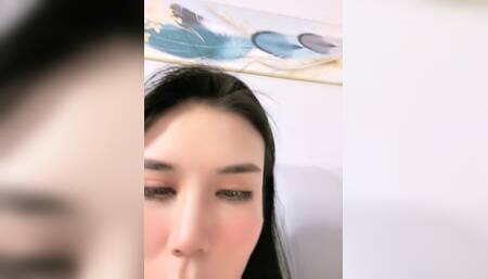 跳蛋塞入骚穴湿哒哒