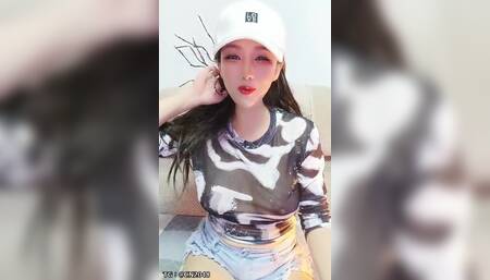 哺乳期鸭舌帽御姐，高颜值很时尚，挤压大奶乳汁喷射