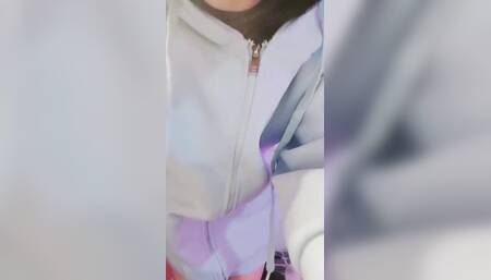 年轻妹妹童颜巨乳