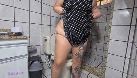 BBW in the toilet and taking a shower