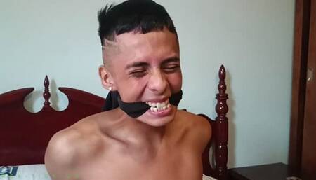 ALEJANDRO HACE COSQUILLAS A OSKII