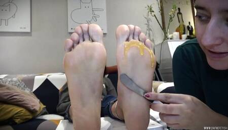 Nicole e Susy: massaggio al miele - Nicole and Susy: honey massage (FOOT WORSHIP)