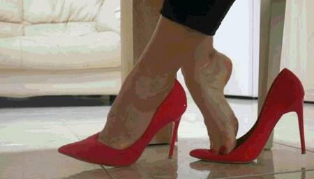 Shoeplay under the table MP4 (1920x1080) FHD