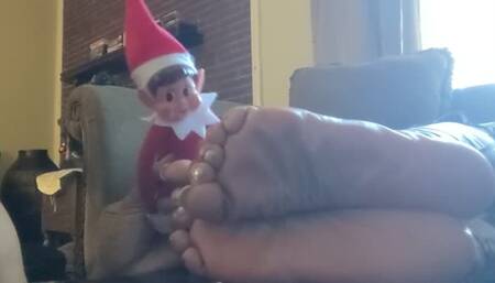 Wiggling Toes with Hermie The Elf (Dec 2023)
