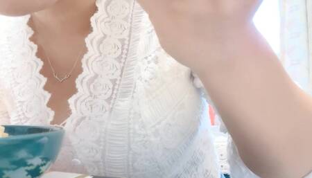 撩起衣服一对豪乳，又白又大超诱惑