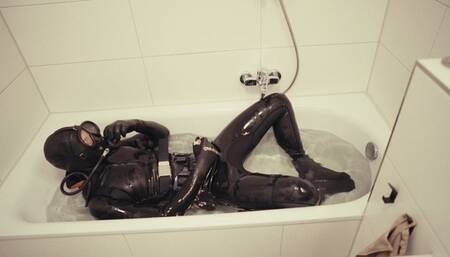 A little scuba self pleasure in the tub