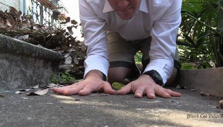 Alice crushing hands outdoor in sandals