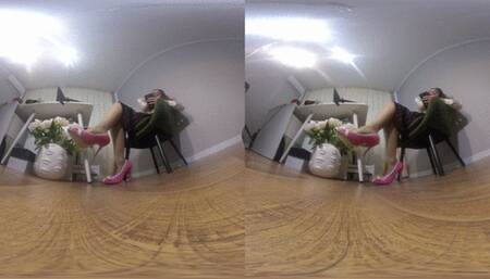 VR 180 Dangling pink shoe