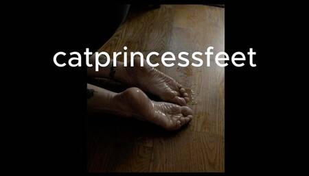 Pouring oil on my sexy milf feet, wrinkled soles for days, long red toenails