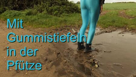 Wellies in the puddle - Gummistiefel in der Pfütze