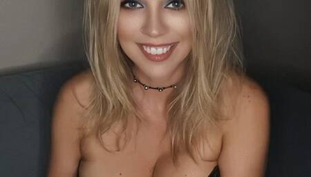 Elle Lyon Uses Her Pink Vibrator to Cum For You