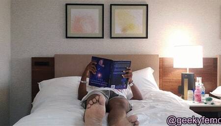 Wonder Woman Cosplayer catch a creep perving