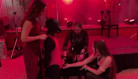 What Happens In Berlin - Juengling im Lycra Badeanzug - GERMAN