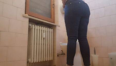 Farting in the bathroom of the public bar 4K