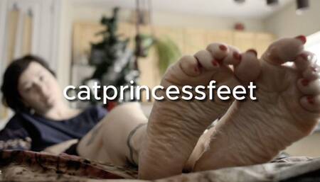 Pouring oil on my milf feet tease, wrinkly soles show, red long toenails