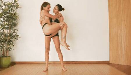 Mayla e Jessica, due corpi a stretto contatto - Mayla and Jessica, two bodies in close contact (MOBILE VERSION MP4)