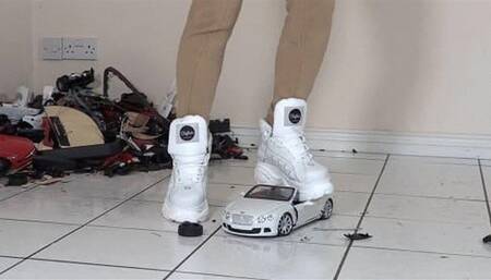 Dark Star 1 - Crushing the Bentley (Close-up) WMV