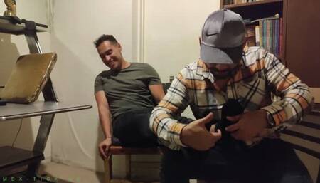 ANGEL R HACE COSQUILLAS A TOÑO M