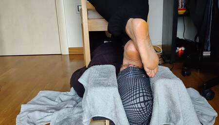 Head locked deep feet challenge