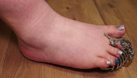 Locked Loser enjoys my foot while he's in a cage (no talk)