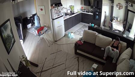 IPCAM – Mature mom rubs her pussy while watching porn