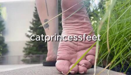 California feet, flip flops dangle, dirty soles giantess, long legs, sexy smoking public milf foot show