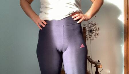 look at these leggings how they show off my camel toe