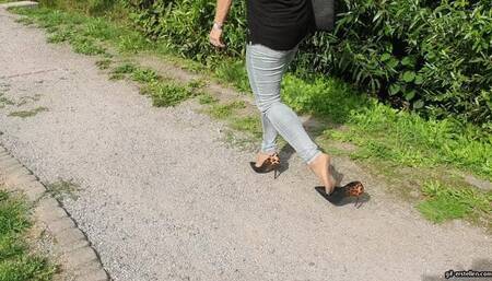 I lose my shoe outside the tram because my shoe is too big 3 HD wmv 1920x1080