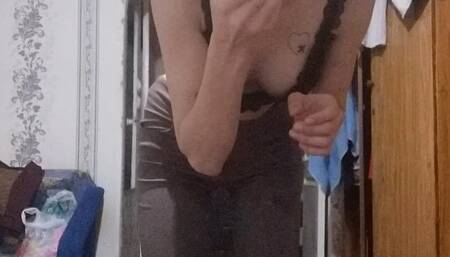 Carina pee in her jeans while applying makeup