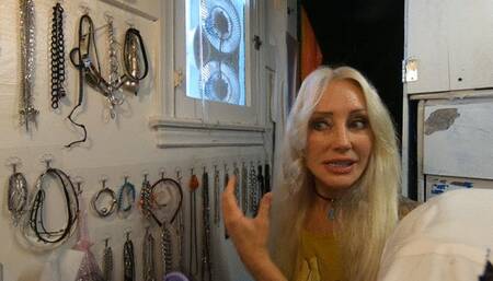 Watch Liz style her beautiful long blonde hair!