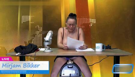 Mirjam Bikker achter het buro